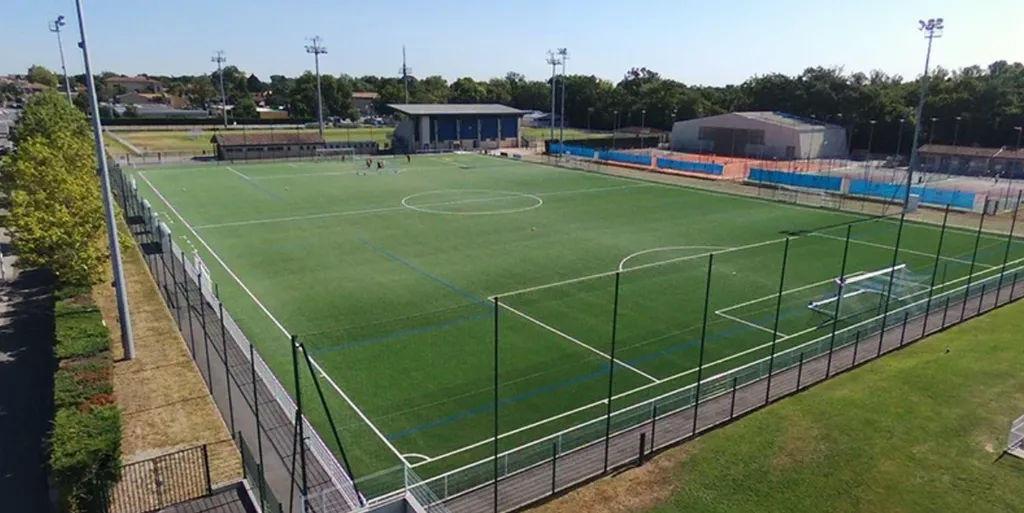 Vue aérienne d'un stade de football entouré de grillages