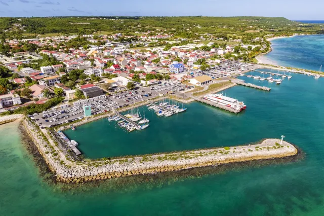 Vue aérienne d'un port de plaisance et d'une commune littorale des Antilles