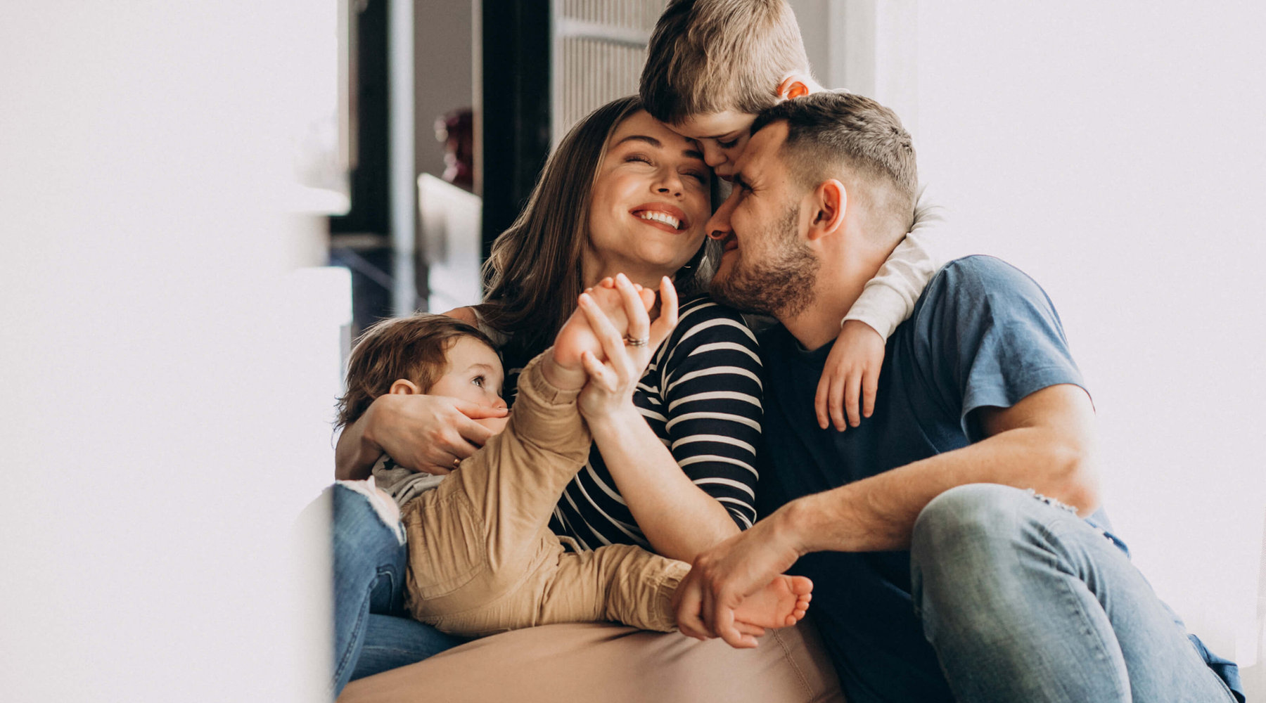 Famille avec deux jeunes enfants réunie à la maison