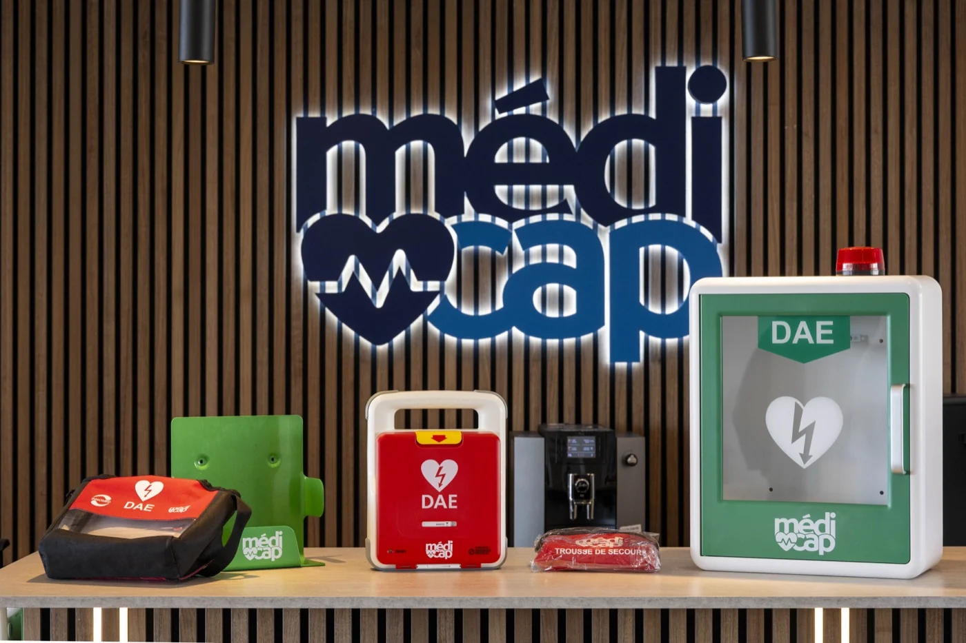 L'équipement Médicap : défibrillateur, armoire murale, sacoche et kit de secours