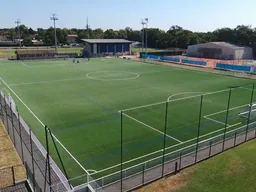 Vue aérienne d'un stade de football entouré de grillages