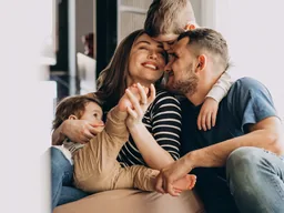 Famille avec deux jeunes enfants réunie à la maison